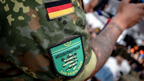 Ein Ausschnitt einer Bundeswehr-Uniform mit einem Abzeichen des Hessenlöwen.