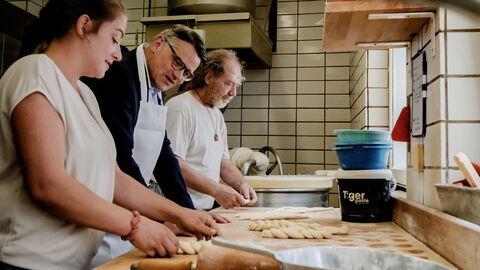 Ministerpräsident Boris Rhein während seines Besuchs der Bäckerei Stoll