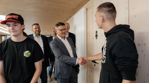 Zwei Herren reichen sich die Hände.