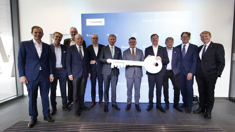 Ministerpräsident Boris Rhein beim Fraunhofer Institut in Frankfurt