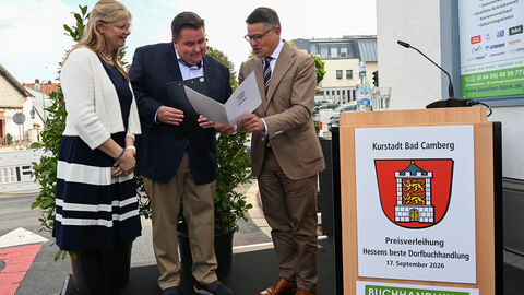 Ministerpräsident Boris Rhein mit den diesjährigen Gewinnern von Hessens beste Dorfbuchhandlung