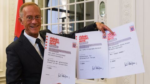 CdS Staatsminister Axel Wintermeyer mit den Förderbescheiden für den Landkreis Hersfeld-Rotenburg