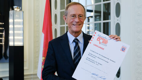 Der Chef der Hessischen Staatskanzlei, Staatsminister Axel Wintermeyer, wünscht den Blaulichtfreunden, dem Förderverein für Kinder und der Evangelischen Kirchengemeinde Hatzbach für ihre Projekte viel Erfolg.