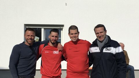 (v. l. n. r.): Herr Christopher Mank (Sportübungsleiter JVA ROC), Sportler der SG 1927 Melbach e. V.), Torben Uhl (Vorstand der Seniorenabteilung SG 1927 Melbach e. V.), Michael Hochstein (Leiter der Öffentlichkeitsarbeit der SG 1927 Melbach e. V.)