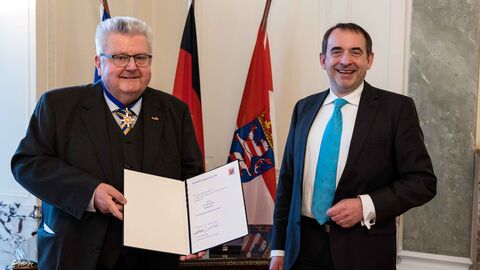 Kultusminister Lorz überreicht den Hessischen Verdienstorden an den ehemaligen Richter Dr. Rolf Faber