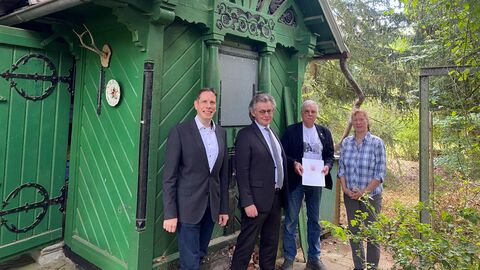 (von links nach rechts) Torsten Leveringhaus (MdL), Staatssekretär Michael Bußer, Prof. Dr. Wolfgang Martin (1. Vorsitzender des Vereins Darmstadtia e.V.) und Gudrun Deutschler (Mitglied des Vereins Darmstadtia e.V.)