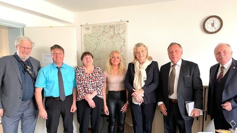 V.l.n.r.: Albrecht Kauschat, Vorsitzender der Landsmannschaft Schlesien - Nieder- und Oberschlesien e.V. / Landesverband Hessen; Markus Harzer, Vorsitzender der Sudetendeutschen Landsmannschaft - Landesgruppe Hessen e.V.; Michaela Langhammer, Geschäftsführerin der neuen gemeinsamen Geschäftsstelle der Landsmannschaften in Hessen; Natalie Paschenko, Geschäftsführerin der Landsmannschaft der Deutschen aus Russland in Hessen; Margarete Ziegler-Raschdorf, Landesbeauftragte der Hessischen Landesregierung für Hei