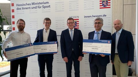 Innenstaatssekretär Stefan Sauer bei der Übergabe der Förderbescheide