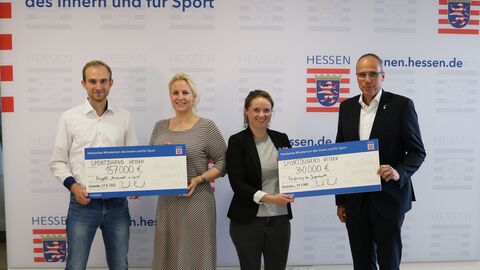 (v.l.n.r.) Die Vorstandsmitglieder Amadeus Itzenhäuser und Andrea Zemke sowie Malin Hoster, die Vorsitzende der Sportjugend Hessen, mit Sportminister Peter Beuth.