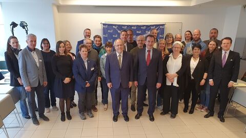 Kultusminister Lorz und links neben ihm der Leiter der Gedenkstätte Yad Vashem, Dani Dayan. Zudem u. a. die 20 hessischen Lehrkräfte der Fortbildungsreise.