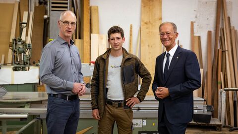 Im Rahmen der Aktionswoche „Kabinett besucht Talente“ wirbt Hessens Landesregierung für Ausbildungsberufe. Von links nach rechts: Inhaber der Schreinerei Fuchs, Martin Schuchardt, Viktor Grossbach, Staatsminister Axel Wintermeyer. 