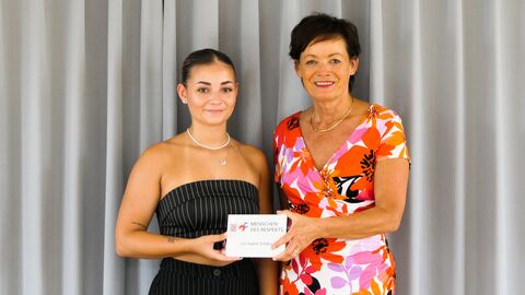 Lea Sofie Schaba und Europaministerin Lucia Puttrich bei der Übergabe der Auszeichnung