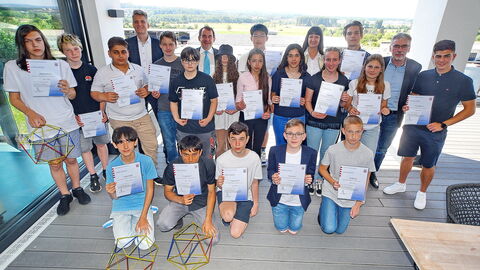 Kultusminister Alexander Lorz mit Geschäftsführer Hessenmetall und Siegern