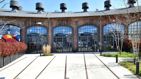 Der umgebaute Lokschuppen mit großen Fensterfronten.