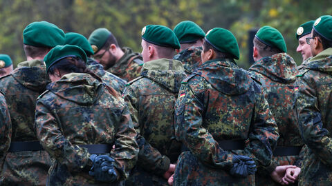 Bundeswehr Soldatinnen und Soldaten von hinten