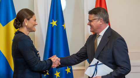 Kronprinzessin Victoria von Schweden schüttelt die Hand von Ministerpräsident Boris Rhein.