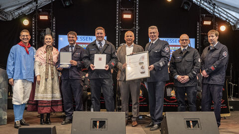 Innenminister übergibt Dankesurkunde an Einsatzkräfte