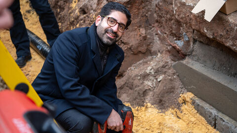 Minister Mansoori verlegt Nahwärmeleitung