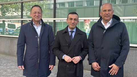 Polizeipräsident Stefan Müller, Oberbürgermeister Mike Josef und Innenminister Roman Poseck in Frankfurt