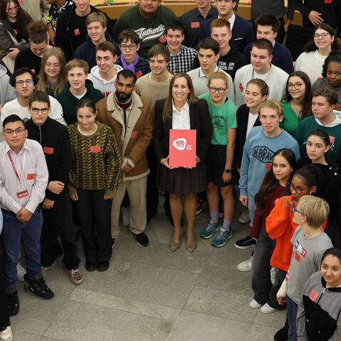 Die jungen Teilnehmenden des HOP stehen mit der Landtagspräsidentin in der Mitte des Plenarsaaals.